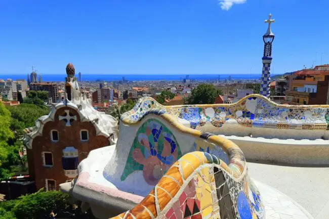 Mosaik-Mauer im Park Güell und Blick auf Barcelona