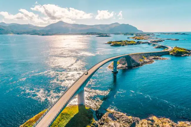 Norwegen Atlantic Road Dronenaufnahme von Brücke
