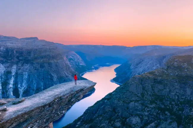 Norwegen Hardangerfjord Trolltunga im Sonnenaufgang