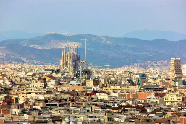 Blick über Barcelona mit Sagrada Familia, 3 Tage Städtetrip, Teaserbild