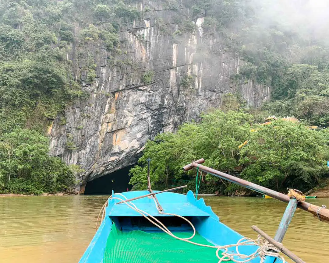 Eingang zur Phong Nha Höhle, umgeben von Klippen