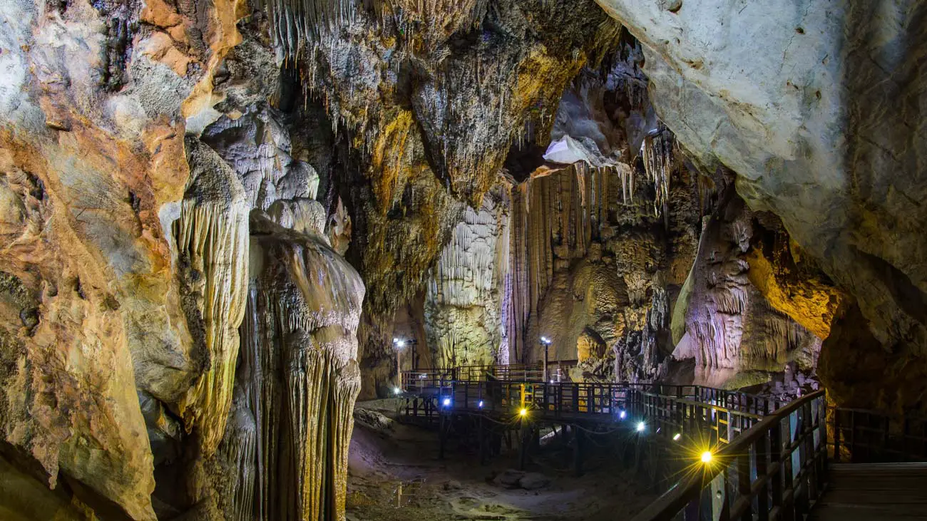 Paradise Cave in Phong Nha mit Holzstegen