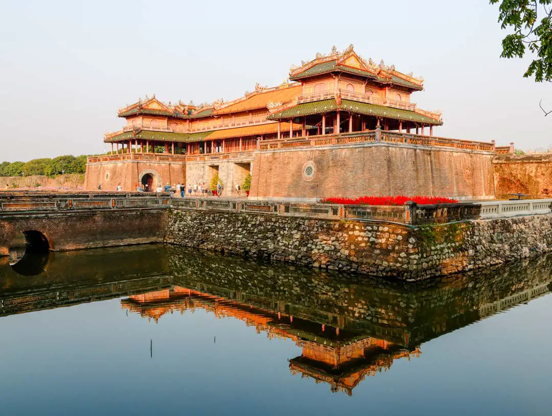 Wassergraben des historischen Palastes in Hue, Vietnam