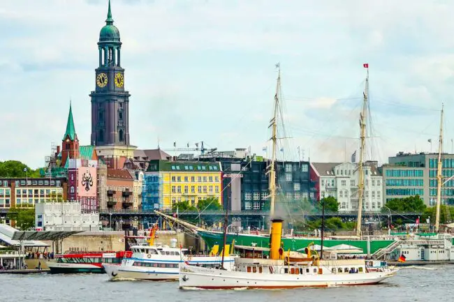 Hamburger Hafen mit Schiffen und Michel, Hamburg Tagesausflug