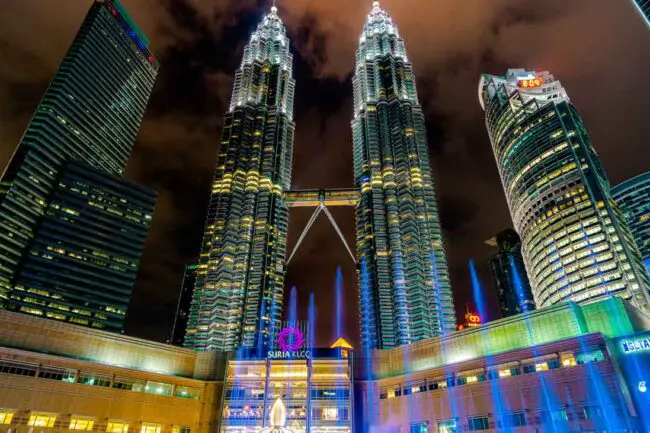 Malaysia Kuala Lumpur Petronas Towers bei Nacht