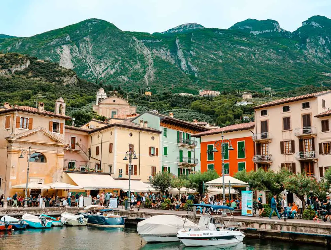 Altstadt Malcesine mit Blick auf Monte Baldo