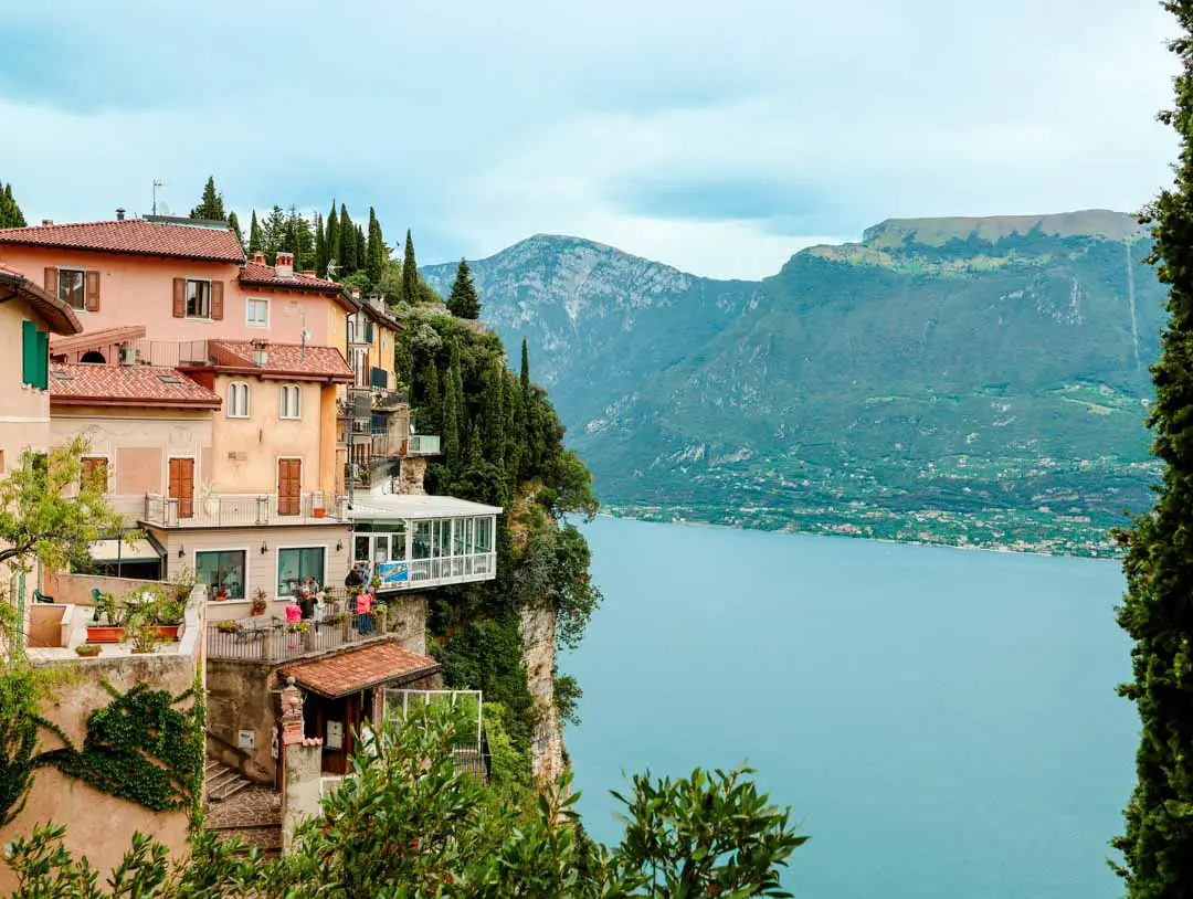 Bergdorf Pieve mit Klippencafé, Gardasee