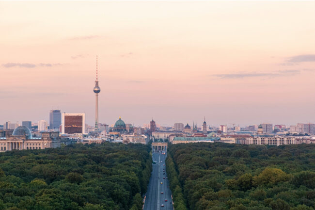 Blick über Berlin und auf das Brandenburger Tor und den Fernsehturm, Berlin Städtetrip, Teaserbild