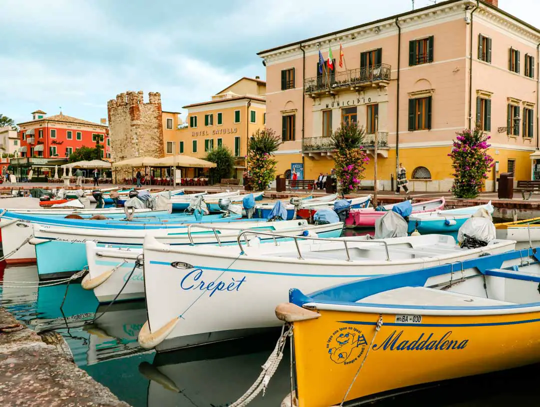 malerischer Hafen in Bardolino am Gardasee