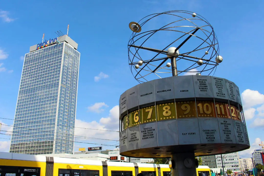 Weltzeituhr auf dem Alexanderplatz und Tram, Berlin, Städtetrip