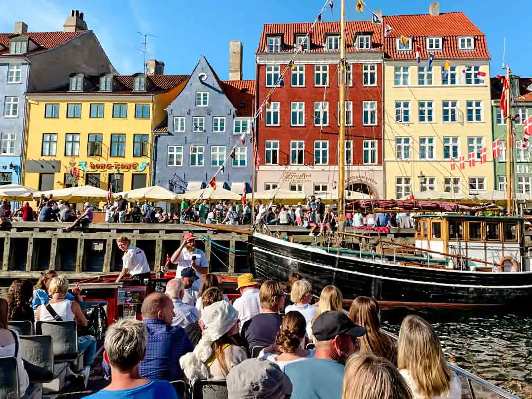 Blick auf die bunten Häuser von Nyhavn in Kopenhagen, Dänemark