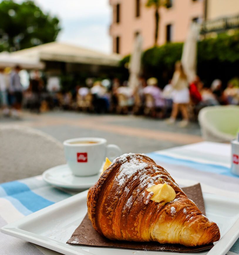 Croissant am Gardasee zum Frühstück