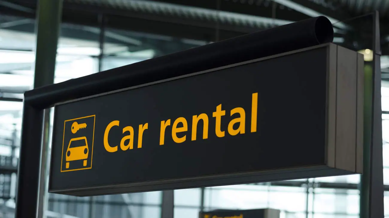 am Flughafen Beschilderung "Car rental" folgen