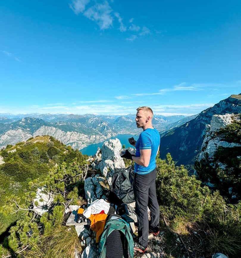 Wandern in der Sonne am Gardasee im September